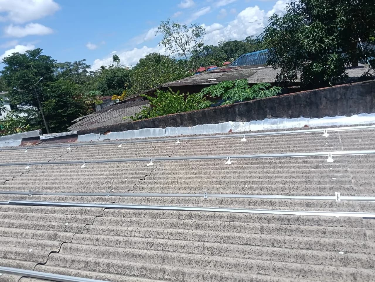 Cubierta con los tres rieles de aluminio y los anclajes ya instalados en toda su longitud, lista para recibir los módulos.