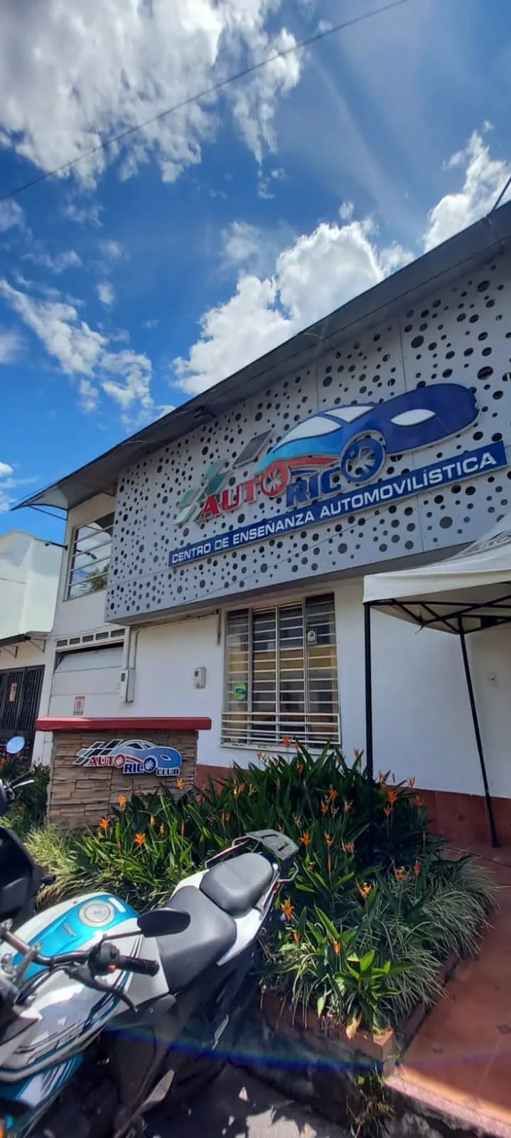Fachada del Centro de Enseñanza Automovilística Autorico, con su aviso y la cubierta intervenida sobre el segundo piso.