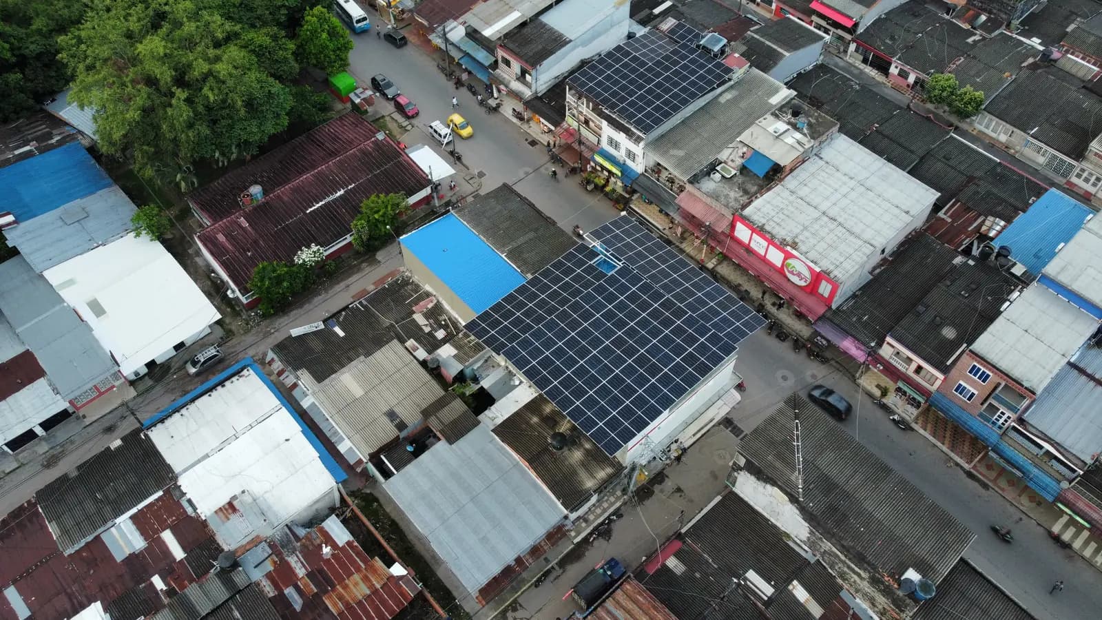 Panorámica aérea del centro del municipio con dos cubiertas del mismo cliente cubiertas de paneles solares sobre el cruce principal.