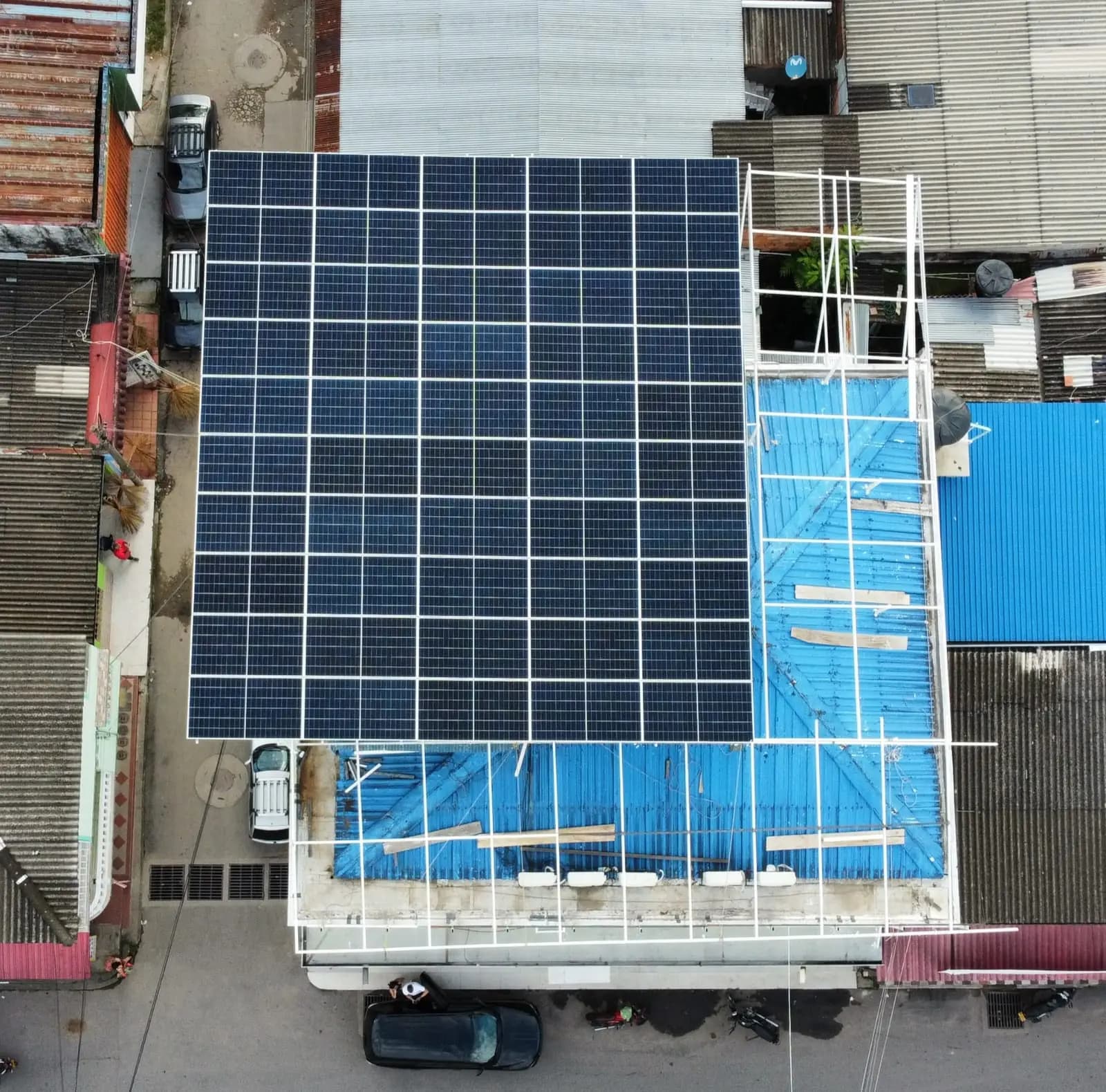 Cubierta en obra: el arreglo de módulos ya montado junto a la estructura metálica blanca y el techo azul todavía en construcción.