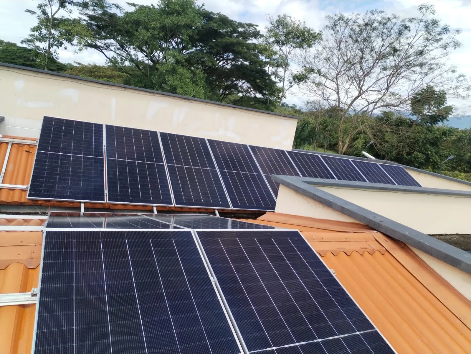 Vista general del arreglo fotovoltaico repartido sobre las dos aguas de la cubierta de teja y la placa contigua.