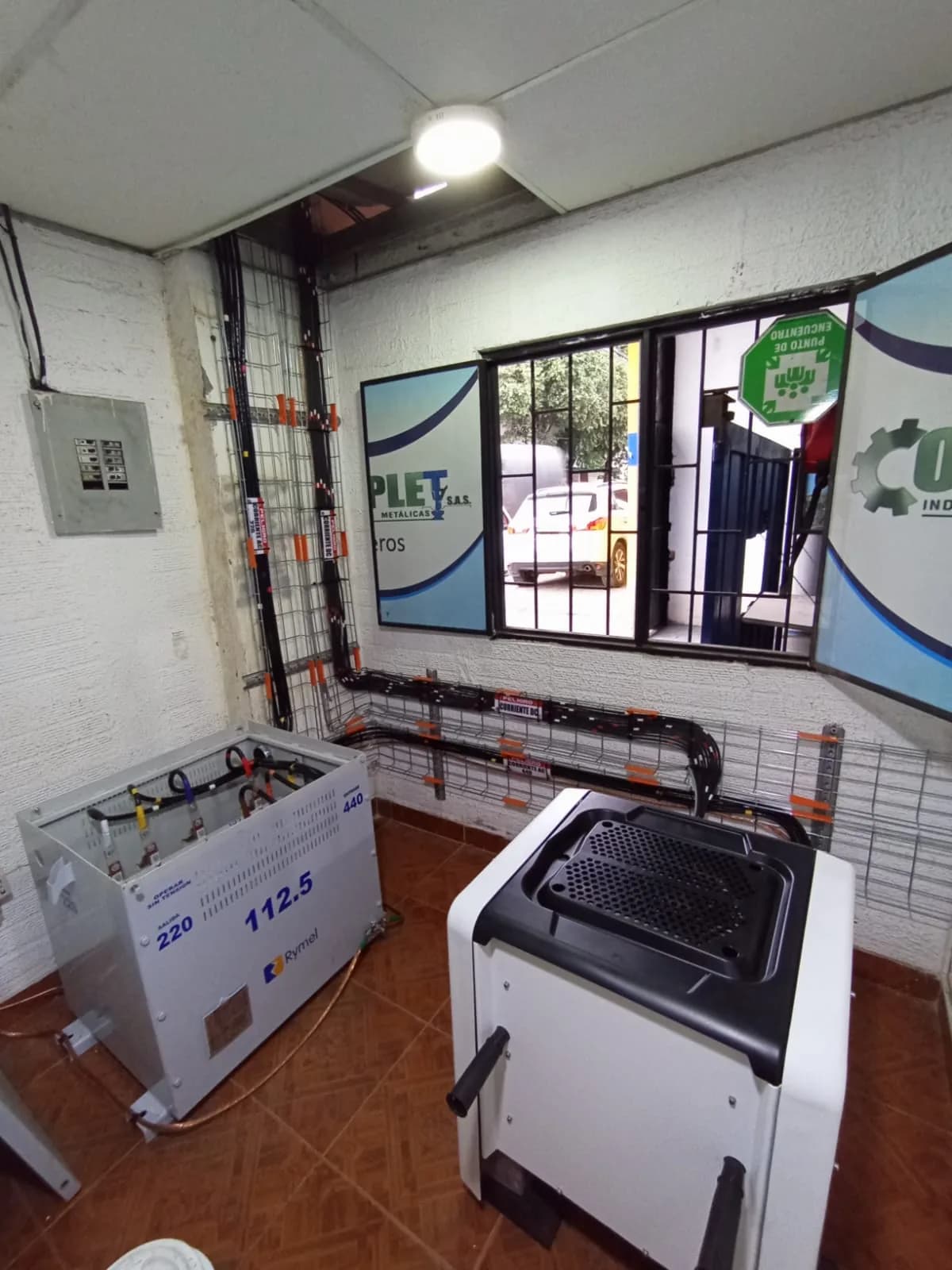 Cuarto eléctrico terminado con el inversor solar y el transformador seco Rymel de 112,5 kVA (entrada 440 V / salida 220 V) instalados y conectados.