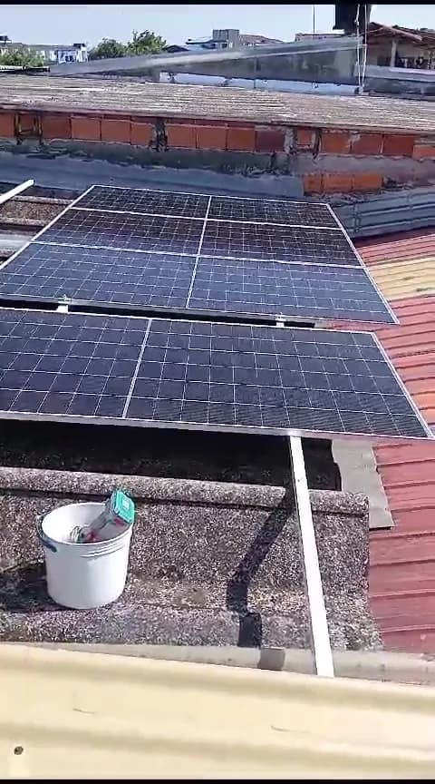 Módulos fotovoltaicos ya montados sobre los rieles en la cubierta.