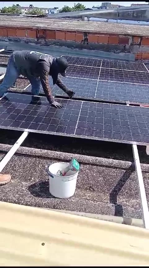 Técnico ajustando un módulo sobre la estructura de montaje.