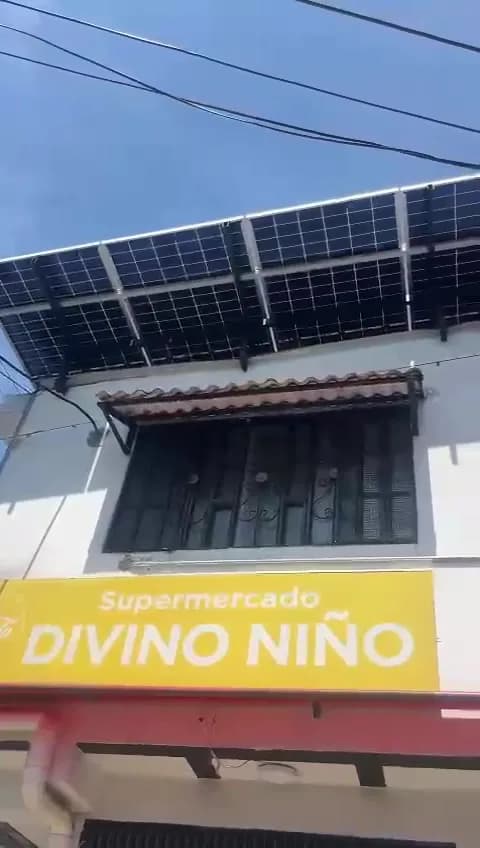 Módulos solares instalados sobre la cubierta del supermercado Divino Niño.