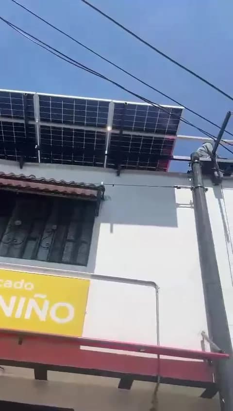 Arreglo fotovoltaico sobre estructura elevada y acometida desde el poste.