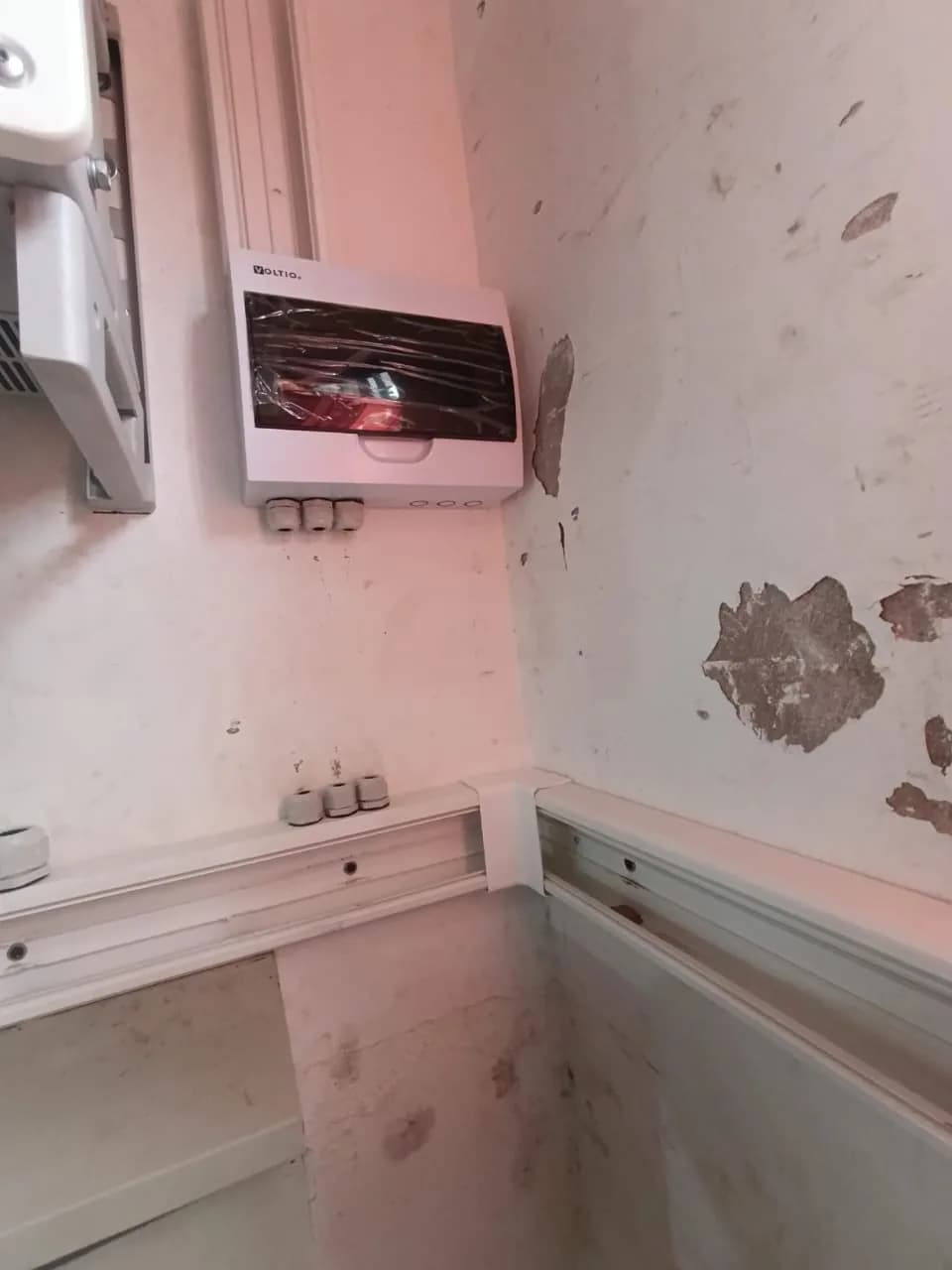 Tablero de distribución nuevo y canalización en bandeja dentro del local.