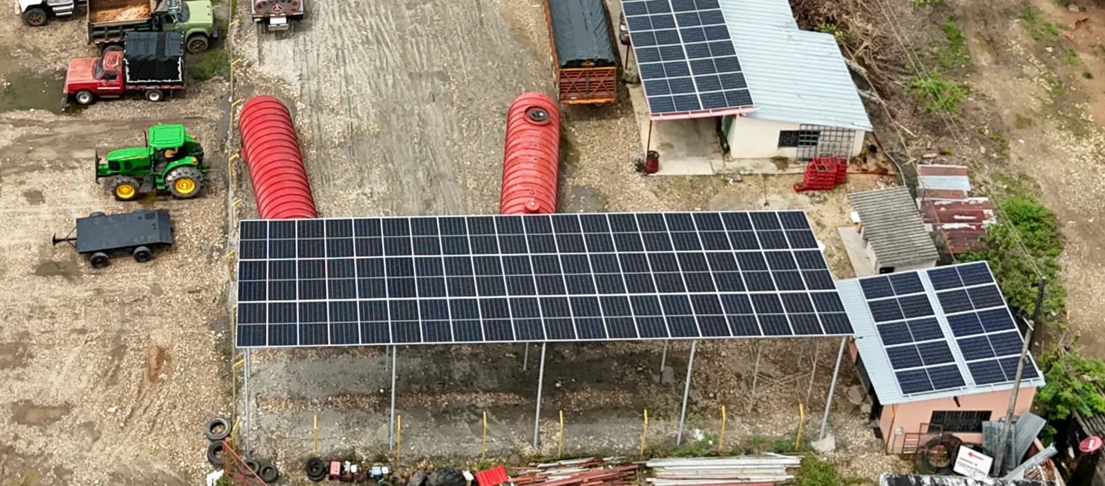 Vista aérea de la marquesina solar sobre el patio de maniobras de la estación de servicio.