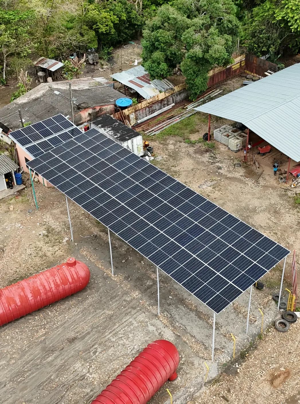 La marquesina fotovoltaica vista desde el aire junto a los tanques de combustible.