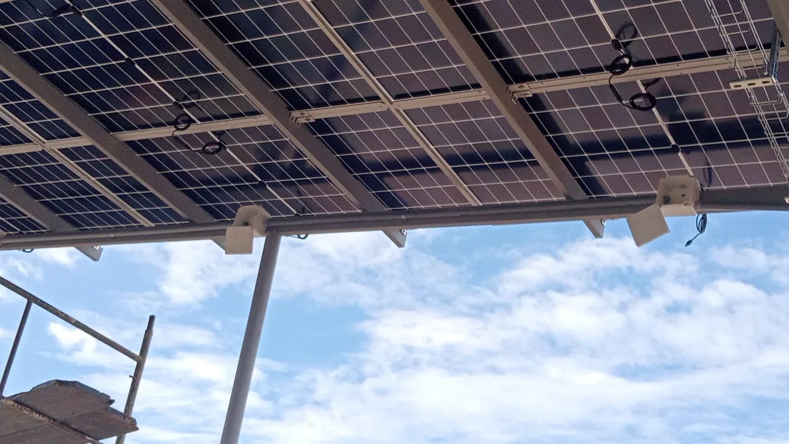 Vista inferior de la estructura con los módulos ya instalados contra el cielo.