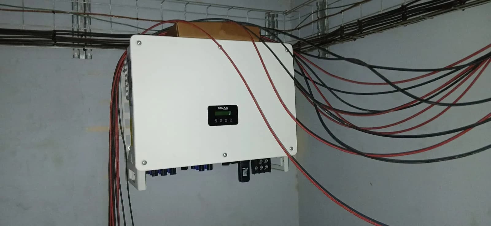 Inversor de string instalado con el cableado DC ordenado y marcado.
