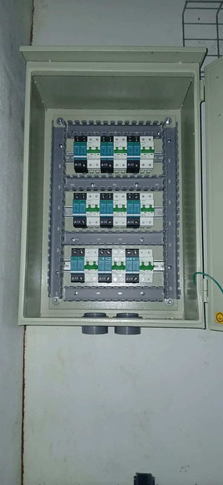 Gabinete de protecciones con interruptores termomagnéticos por circuito.