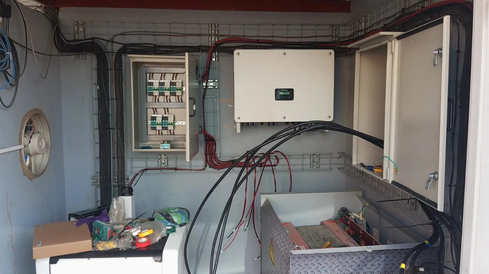 Cuarto técnico con tablero de distribución e inversor conectados.