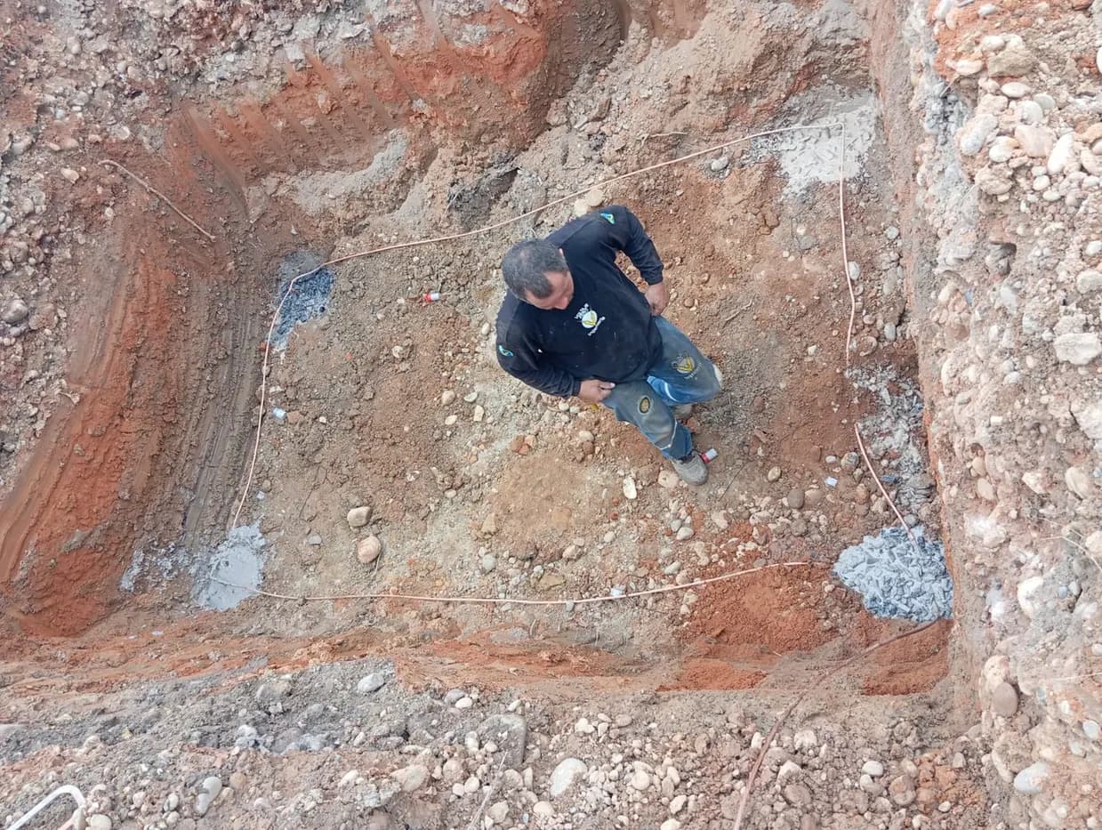 Excavación y armado de la malla de puesta a tierra de la estación.