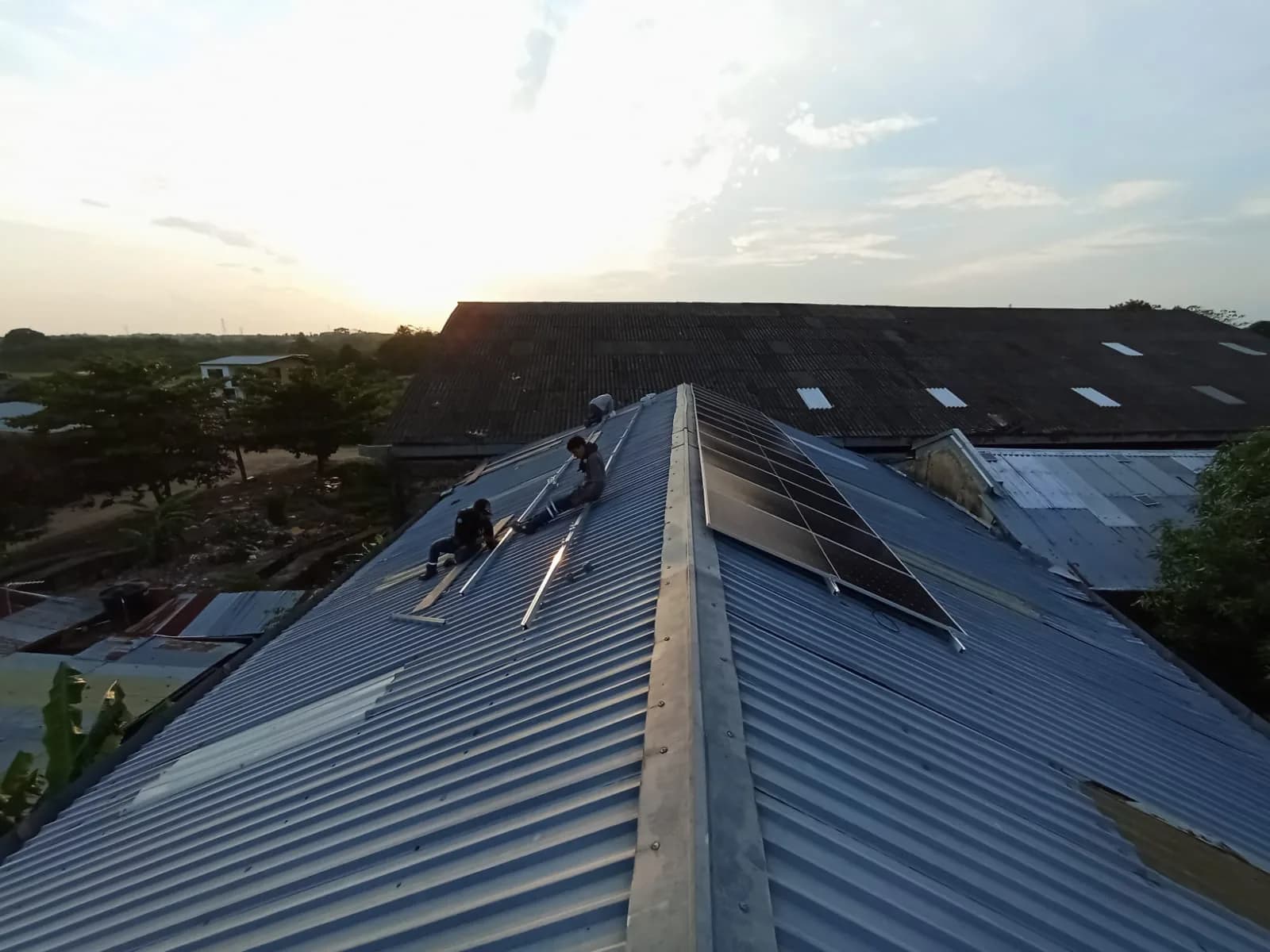 Vista abierta de la cubierta con el atardecer y el primer módulo ya fijado.