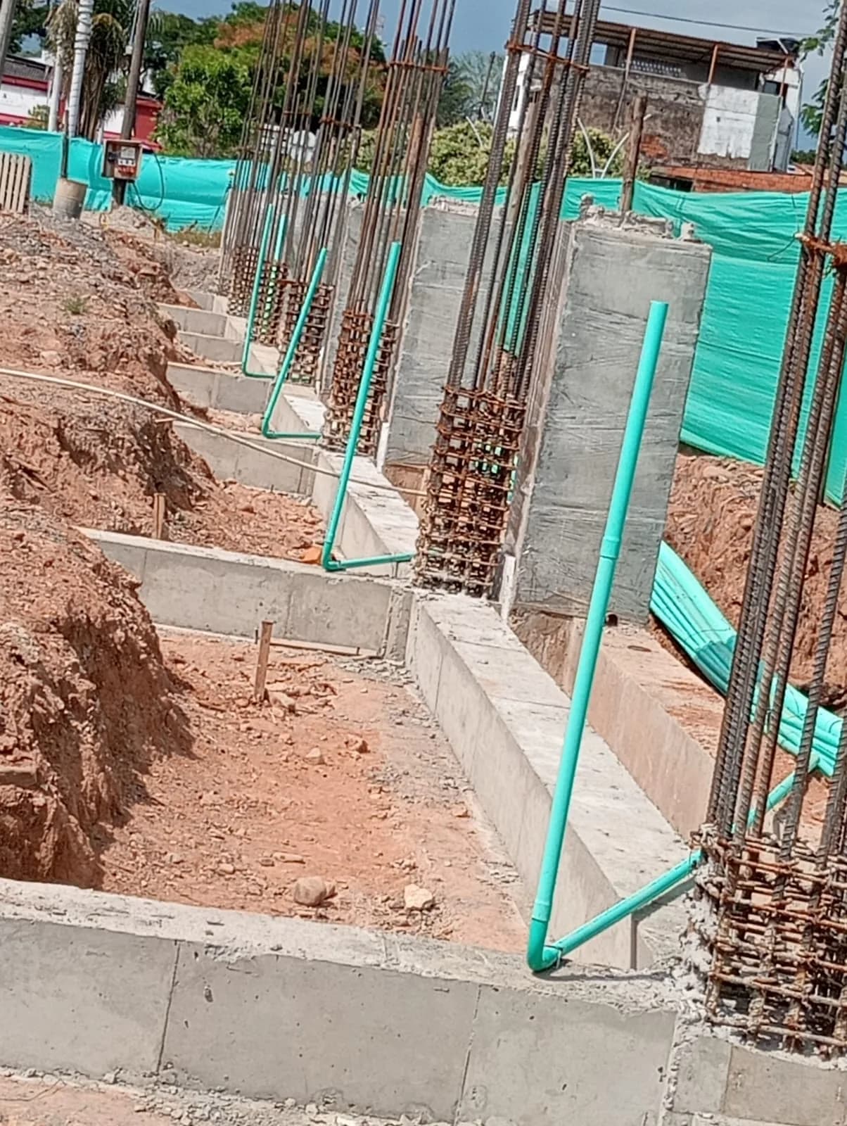 Salidas de tubería conduit PVC subiendo por las columnas de refuerzo y las vigas de cimentación de las graderías de la manga de coleo.