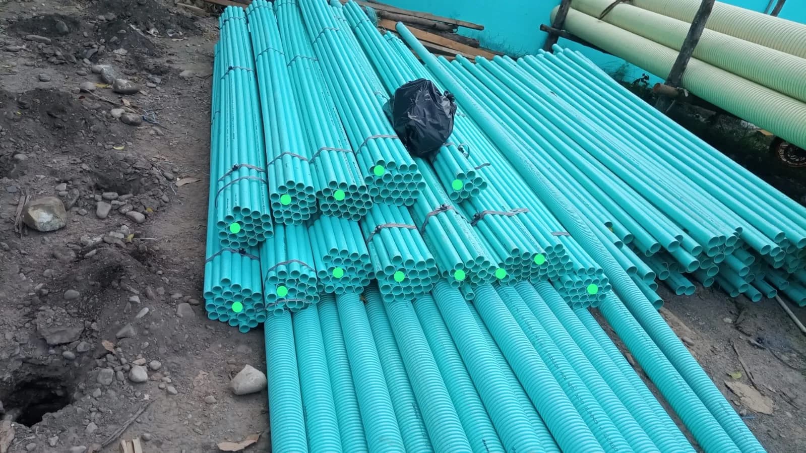 Acopio en obra de tubería conduit PVC rígida y corrugada lista para el tendido de las redes.