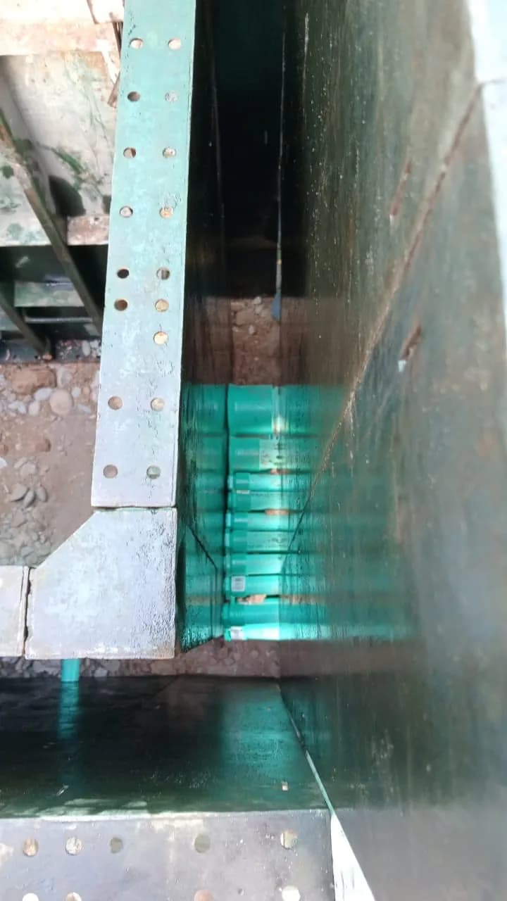 Vista al interior de la cámara de inspección con las bocas del banco de ductos ya ancladas al muro.