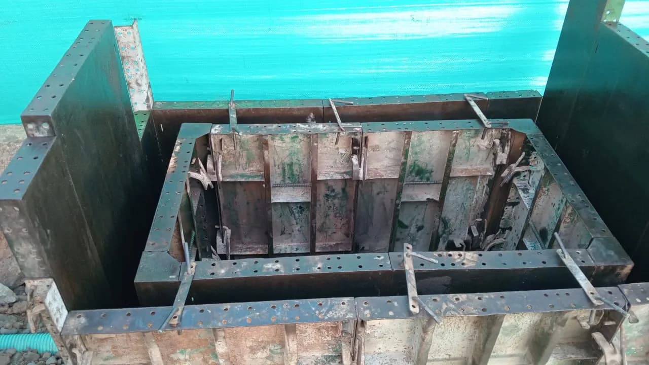 Formaleta metálica armada para fundir la cámara de inspección de la red eléctrica.