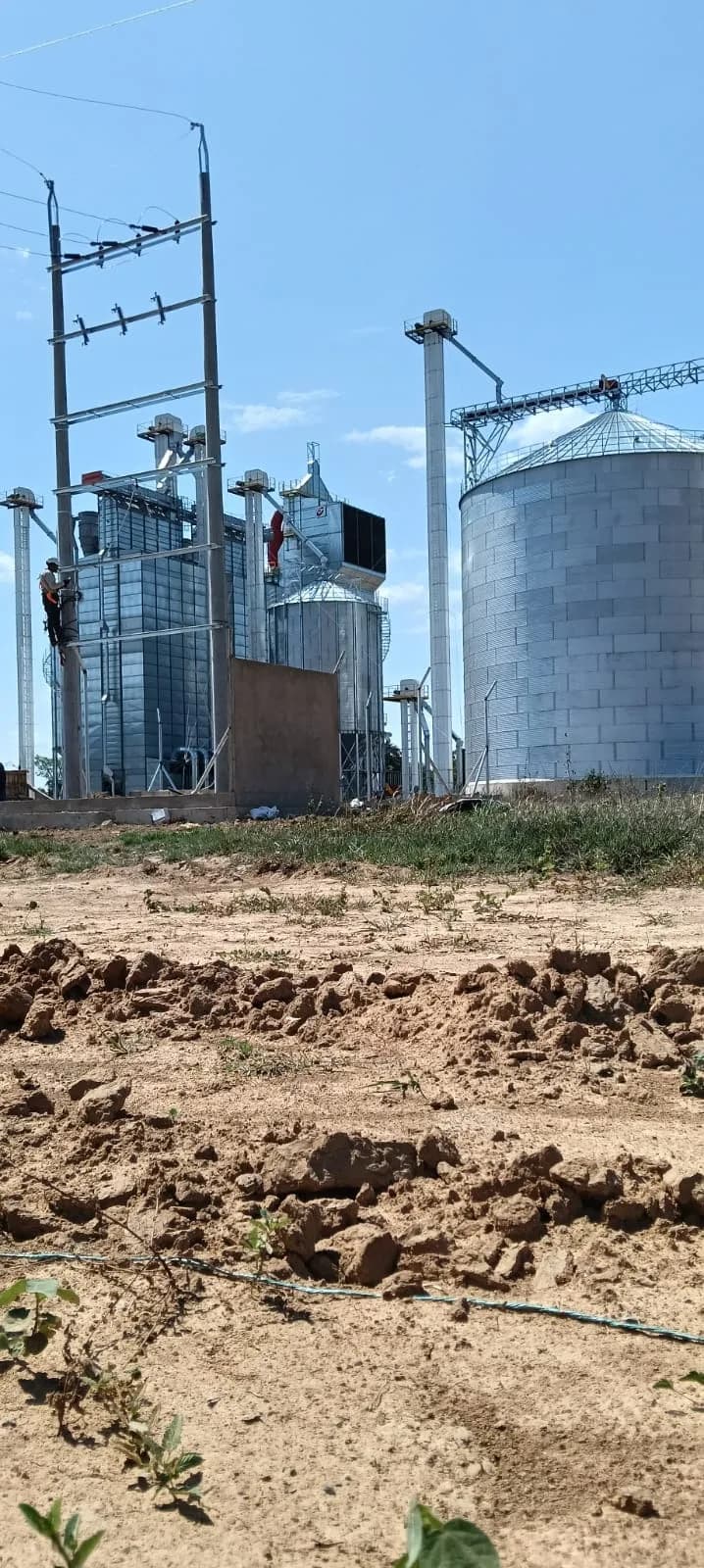 Pórtico de media tensión junto a los silos metálicos de la planta de molienda.