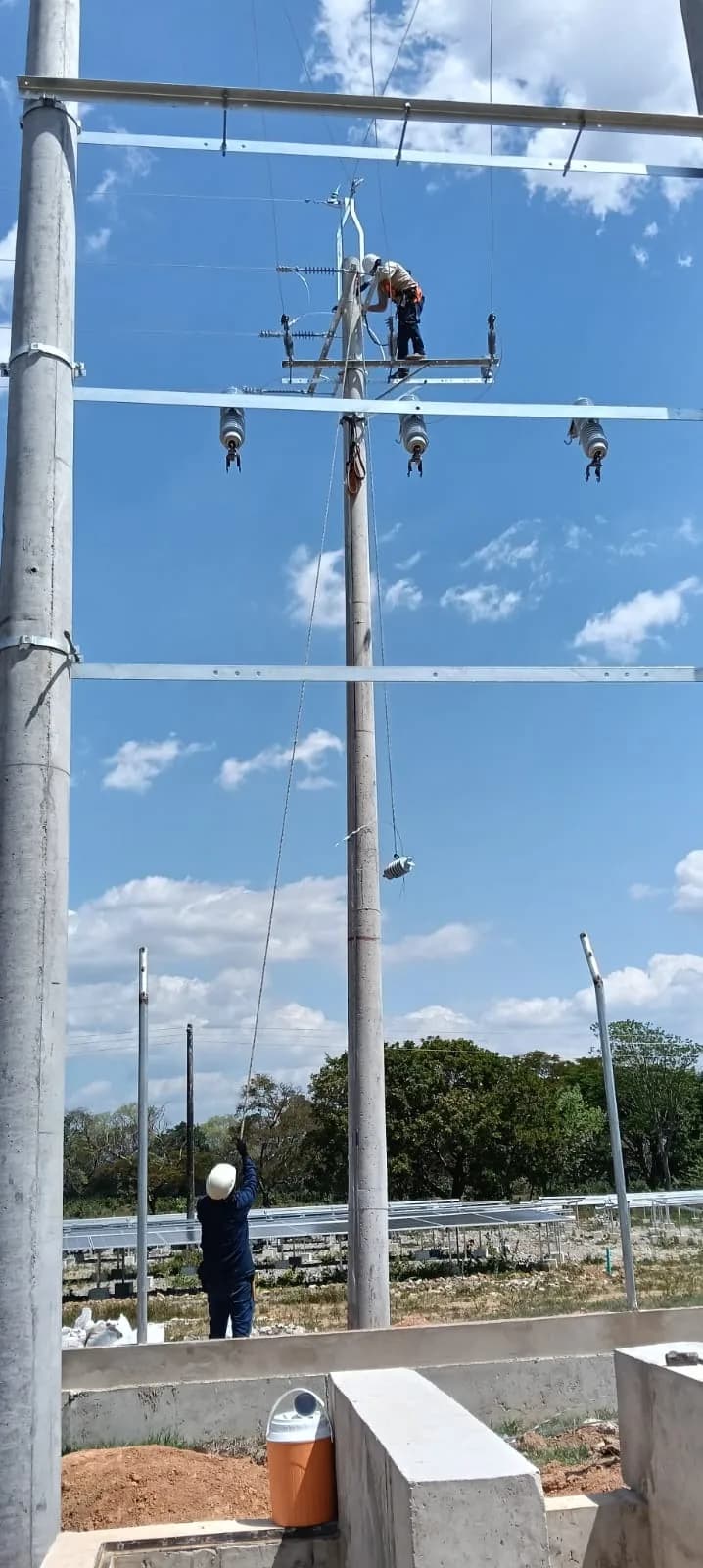 Montaje de cortacircuitos y pararrayos sobre la estructura de derivación.