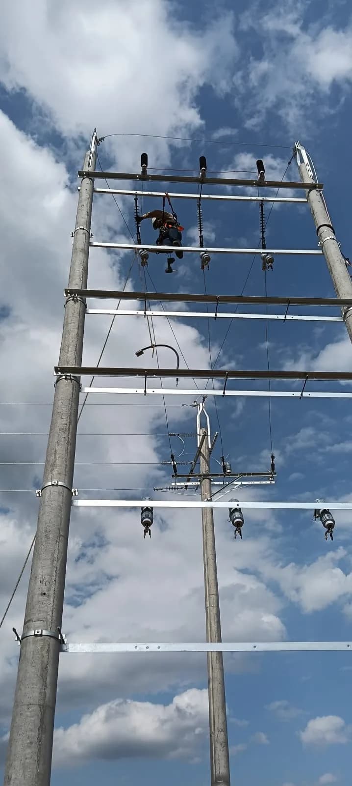 Pórtico de subestación terminado con cortacircuitos, pararrayos y aisladores poliméricos.
