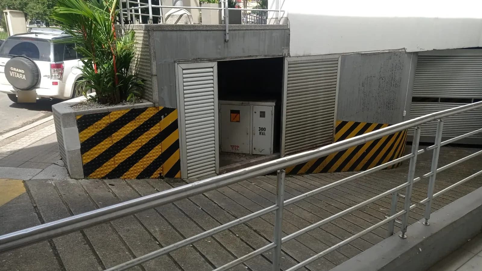 Bóveda de la subestación vista desde la rampa de acceso del edificio, con las rejillas de ventilación abiertas y el transformador de 300 kVA en su interior.